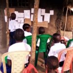 niños aprendiendo en Bagamoyo